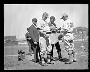 Umpires, players on mound