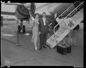 Louis Heilman, kidney transplant, and wife wave before boarding their American Airlines flight