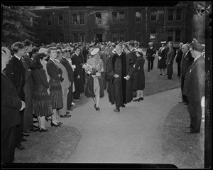 Princess Juliana and Prince Bernhard in a procession, most likely at Harvard College