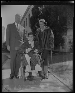 Leopold III and Lilian, Princess of Réthy, push Prince Alexandre in a wheelchair on the Children's Hospital campus