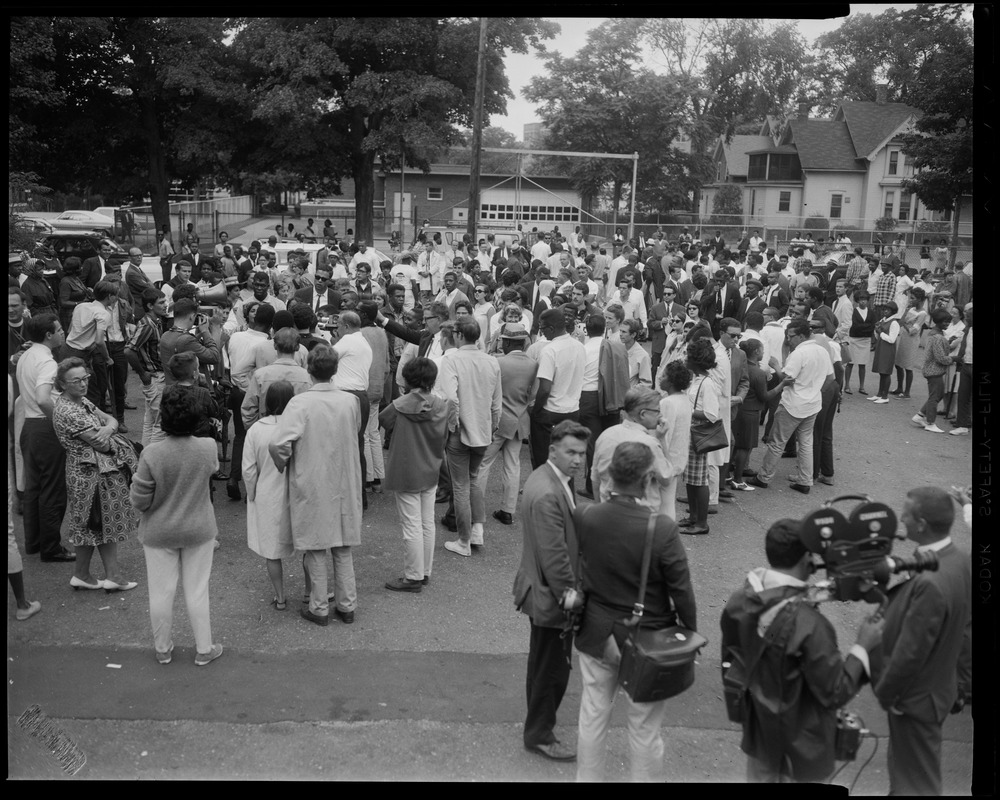 Crowd gathers for the Springfield Negro Demonstration