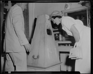 Lilian, Princess of Réthy looking at an exhibit