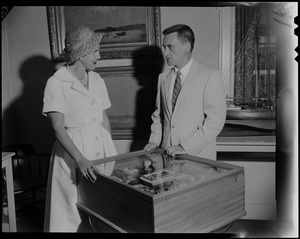 Lilian, Princess of Réthy looking at an exhibit with an unidentified man