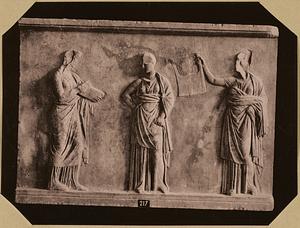 Bas-reliefs trouvés à Mantinée en trois plaques