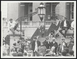 State House. Crowd sitting & running all over the place.