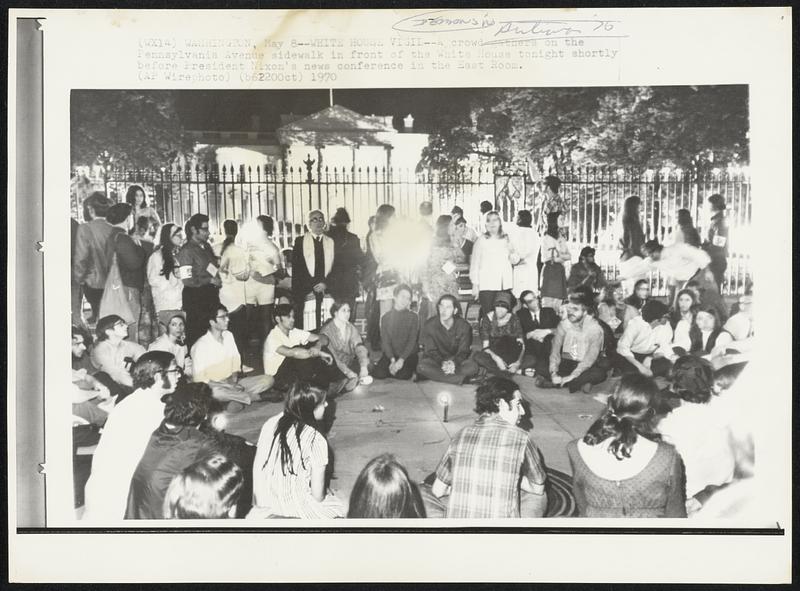 White House VigilA crowd gathers on the Pennsylvania Avenue sidewalk
