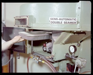 Food packaging div., semi-automatic double seamer with tray in place