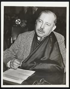 Adams Scores Roosevelt Court Plan. Washington, D.C., April 7–Appearing before the Senate Judiciary Committee with his arm in a sling, James Truslow Adams, noted historian, said it was his belief that the enactment of the Roosevelt Court Bill would involve dangers of dictatorship. He is shown testifying.