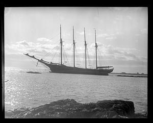 Four master Camilla May Page goes ashore on rocks in Little Harbor, N.H.