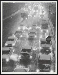 Weather storms snow. Traffic moving along south prior to So. Station under