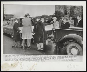 The Mourners Carry On-- Members of a bereaved family transfer coffin from hearse to cemetery-owned truck outside Mt. Carmel cemetery in Queens yesterday after hearse drivers, members of an AFL union, refused to pass picket line set up by striking grave diggers. Mourners also dug the grave. Similar situations were found in at least 10 cemeteries in the metropolitan area.