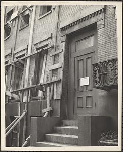 Bulge in front wall, 9 and 10 James St., wd. 8