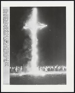 Klan Returns to Virginia--Part of crowd estimated by State Police at 4,000 to 5,000 watches burning of a cross by United Klans of America in what the group says was its first rally in Virginia.