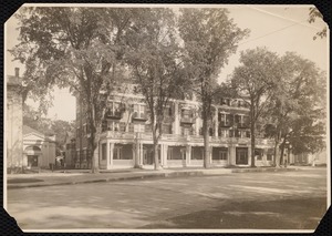 Curtis Hotel: front and left side with Welles Gallery