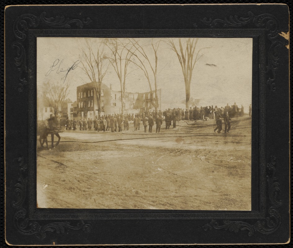 Easter fire: crowds of people in front of burned building