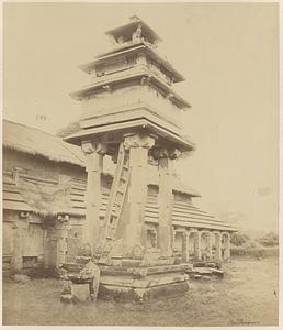 Brahma-stambha at Jain temple complex in Guruvayanakere, India