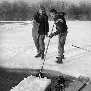 Cutting ice, Monte's Pond, Easton, MA