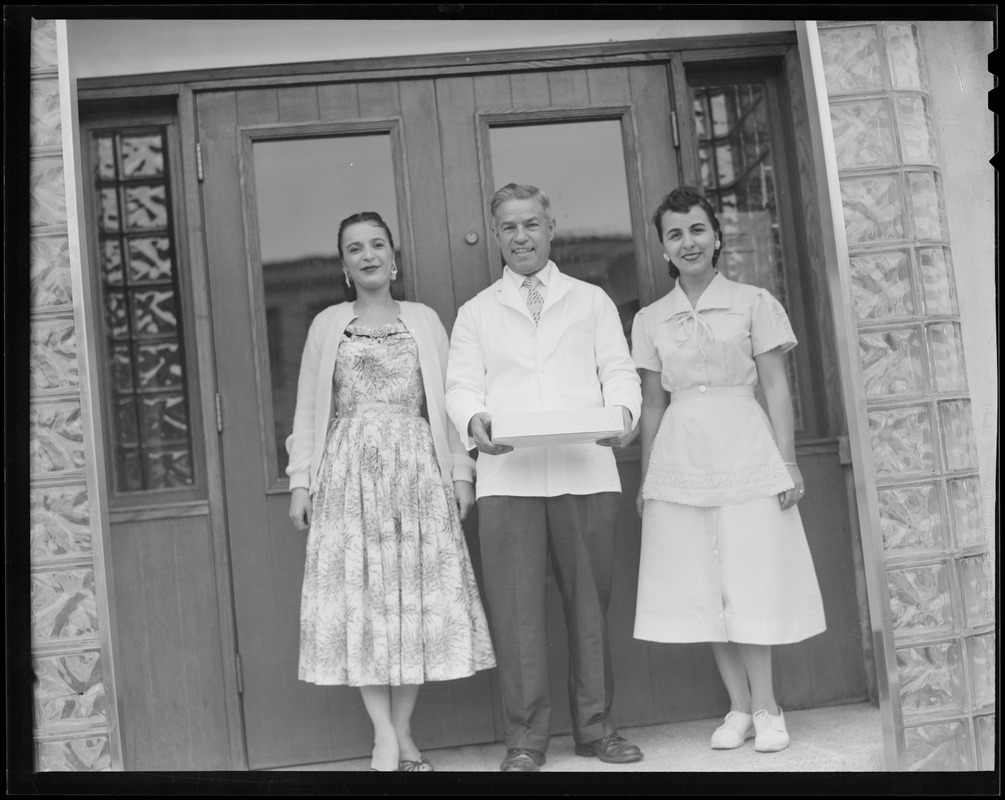 Jimmy & two women at fish pier