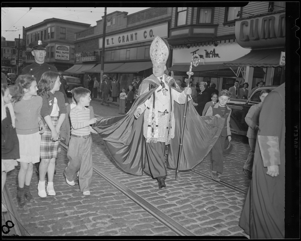 Cardinal Cushing, in official ecclesiastical splendor, parades in ...