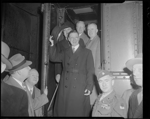 Irish President Eamon de Valera gets off train in South Station