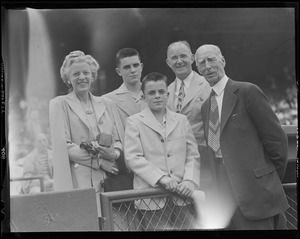 Mayor Hynes & family at ballpark