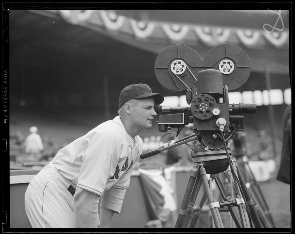 Red Sox player makes like camera man