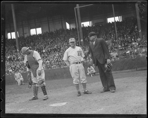 Bees manager, Casey Stengel in conference with umpire, Braves Field