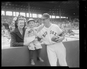 Ted Williams visits young boy and mother in stands - Digital Commonwealth