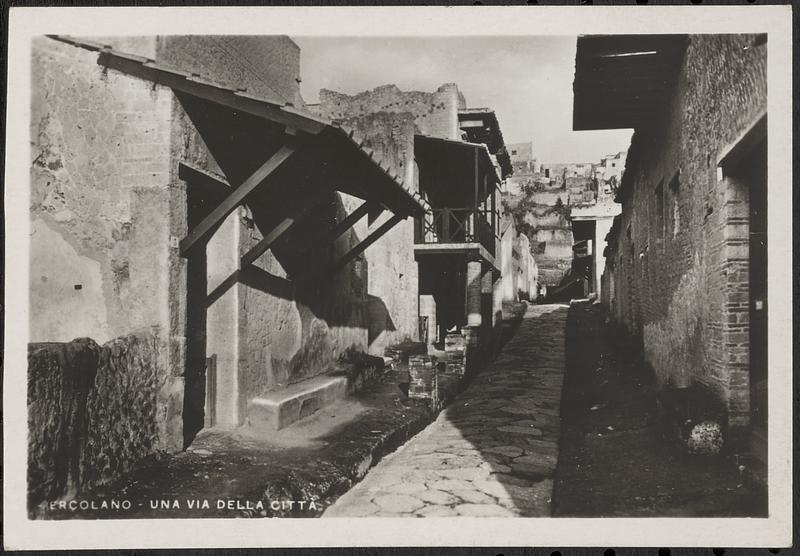 Ercolano--una via della Citta