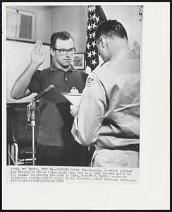 Sadecki Sworn in-- St. Louis Cardinal pitcher Ray Sadecki is shown being sworn into the U.S. Army Reserve today in St.Louis. Delivering the oath is Capt. Robert M. Smith. assistant adjutant, fourth battle group, sixth infantry, 102nd infantry division.