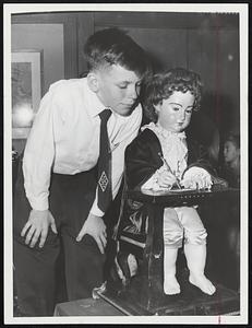 Mechanical Artist holds the attention of Earle Prior, 13, East Providence.