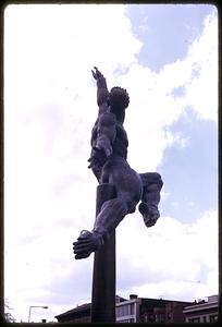Prue. Center statue
