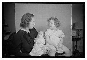 Collier Mrs. & 2 children