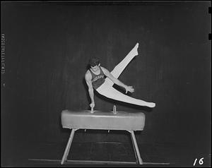 SC gymnast doing scissors and leg swings on the pommel horse