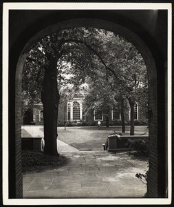 Lowell House yard. One of the famous old buildings of the Harvard College group 9/3/36