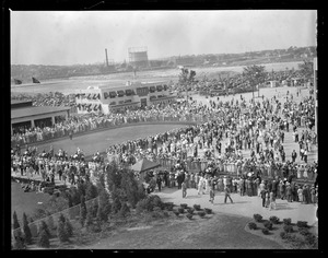 Crowd watches parade before the race, Suffolk Downs
