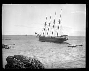 Four master Camilla May Page goes ashore on rocks in Little Harbor, N.H.