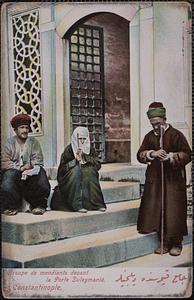 Groupe de mendiants devant la Port Suleymaine. Constantinople