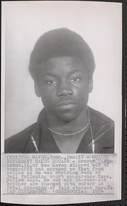 Murder defendant makes escape