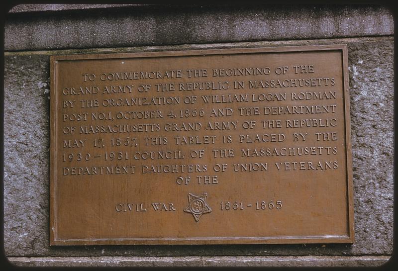 Plaque on statues in Common