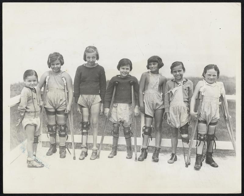 A group of Boston girls at Children’s Island Santiarium, Mbhd. Corinthian Yacht Club charity sports exhibition