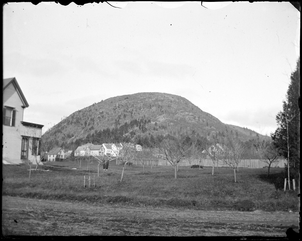 Houses at the foot of a drumlin