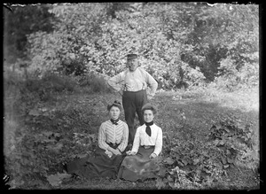 Robert Voss with his daughters Julia and Annie in a yard