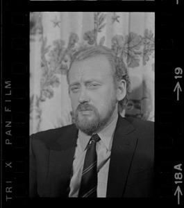 British actor Nicol Williamson, who walked off the stage at the Colonial Theater during "Hamlet" Monday night, received warm applause from the 1200 persons in the audience during last night's performance