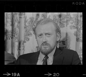 British actor Nicol Williamson, who walked off the stage at the Colonial Theater during "Hamlet" Monday night, received warm applause from the 1200 persons in the audience during last night's performance