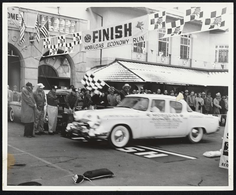 Studebaker Commander coming over the finish line at Broadmoor.