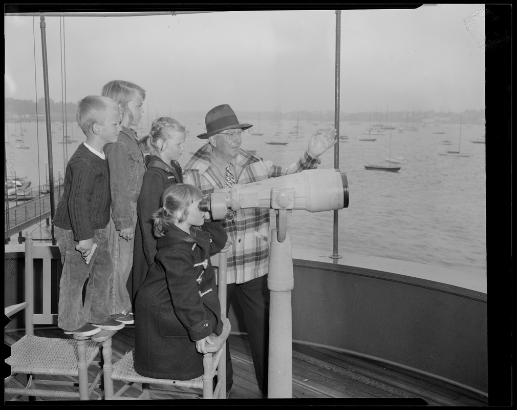 Kids use telescope to watch the race, Marblehead