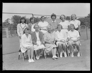 Hazel Wightman with group of woman players