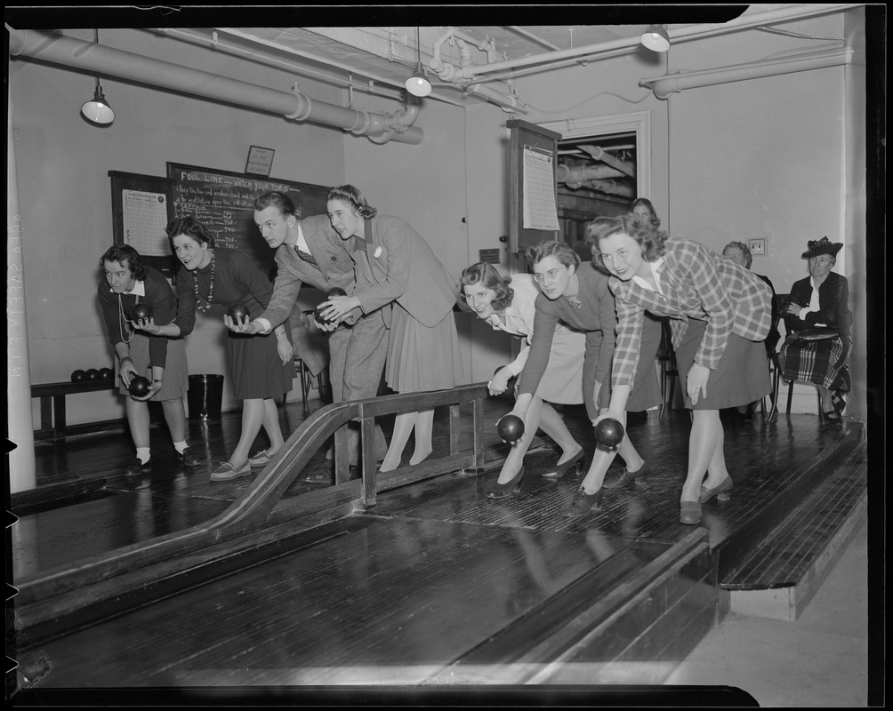 Candlepin bowling at the Franklin Square House, WWII
