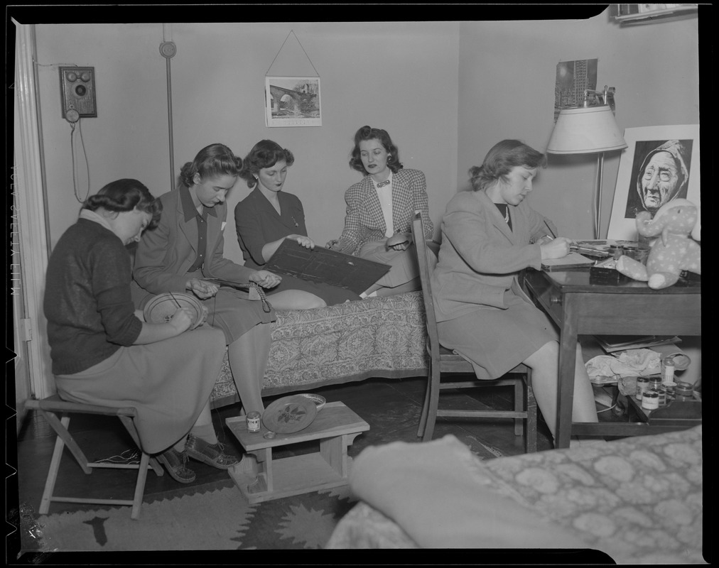Arts & crafts at the Franklin Square House, WWII